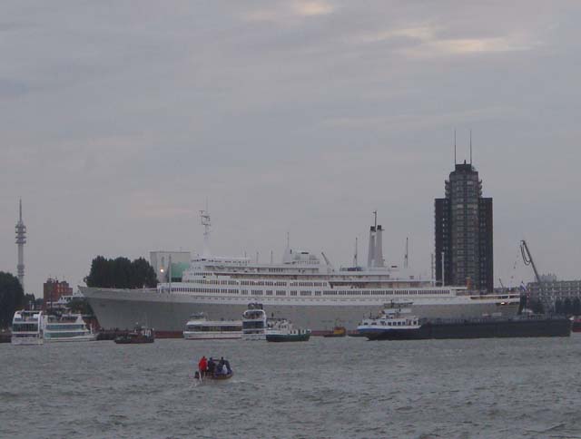 Voormalig cruiseschip ss Rotterdam van de Holland America Line aan de kade in Katendrecht in Rotterdam